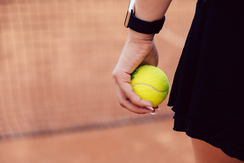 テニスボールを持った女性の左手