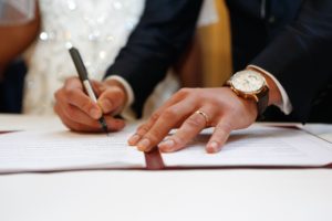結婚証明書へのサイン