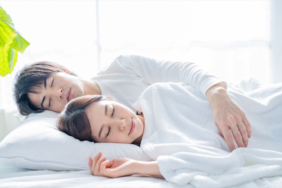 カップルの寝方で心の中が分かる？ - AFFLUX |愛する人へ贈るゆびわ言葉®がついた婚約・結婚指輪