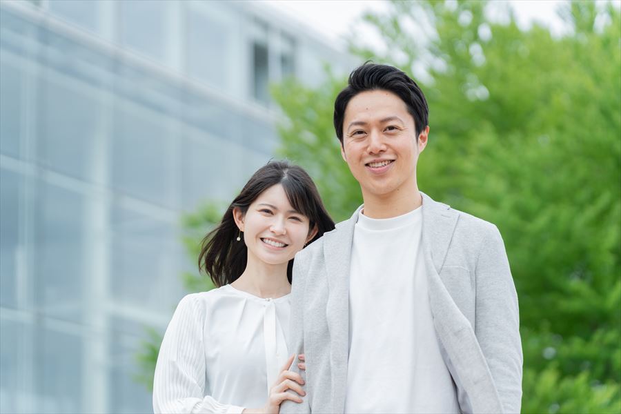 カップルがペアリングを着ける指はどこが正解なの？ - AFFLUX |愛する人へ贈るゆびわ言葉®がついた婚約・結婚指輪