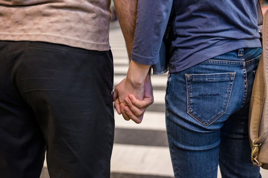 恋人繋ぎってどっちの手が上になるもの？ - AFFLUX |愛する人へ贈るゆびわ言葉®がついた婚約・結婚指輪